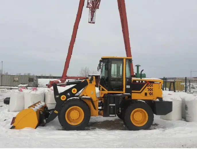 Фронтальный погрузчик с удлинённой стрелой MTK 300М — фото